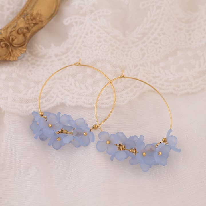 Boucles d'oreilles créoles mini fleurs bleutées pour la vente par joya