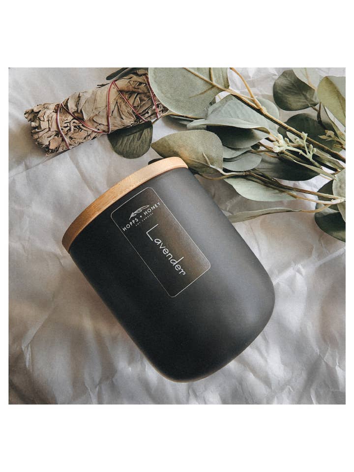 Bougie en cire de soja Lavender-Modern pour la vente par Hopps and Honey