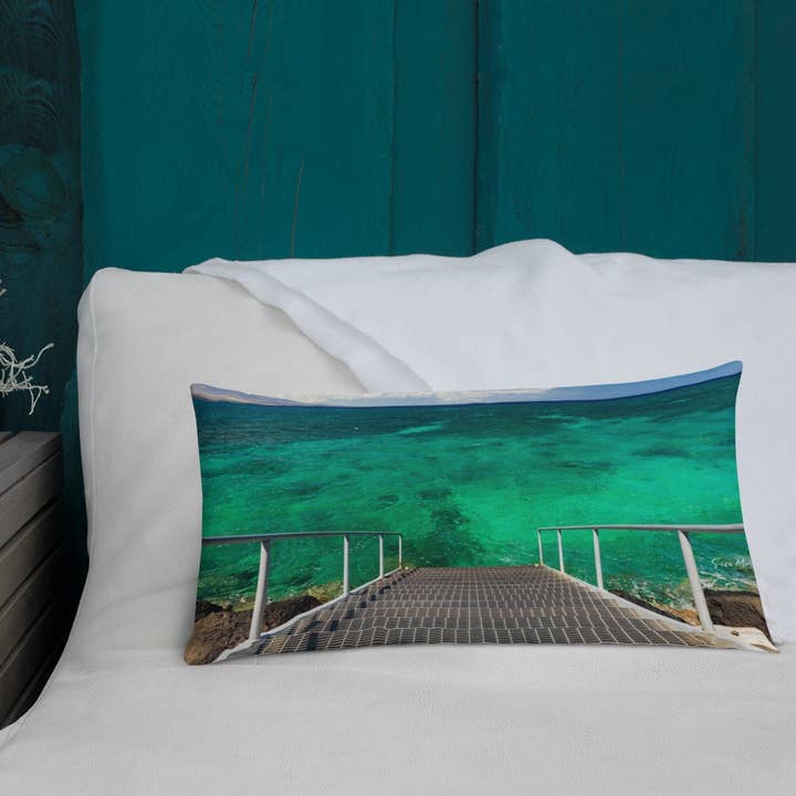 Premium-Kissen - Kawaihae Stairs für den Großhandel von Sara Marie Hawai'i