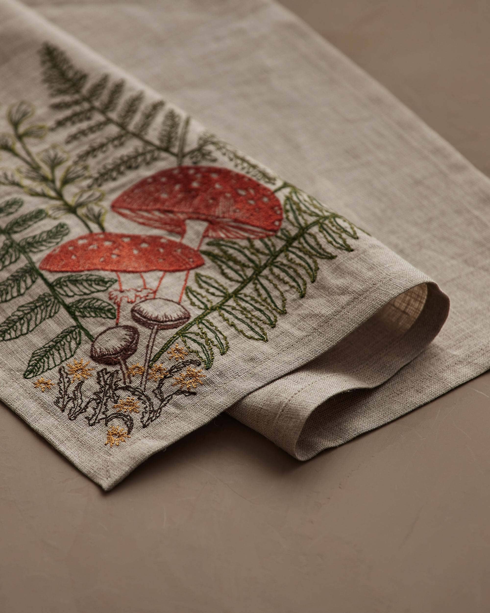Coral & Tusk – wholesale Dinner & cloth napkin – Mushrooms and Ferns Bouquet Dinner Napkin2