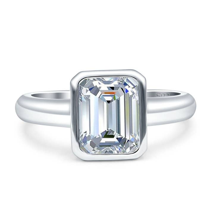 Bague de fiançailles en zircon cubique émeraude de 9 mm x 7 mm sertie clos pour la vente par Blue Apple Imports