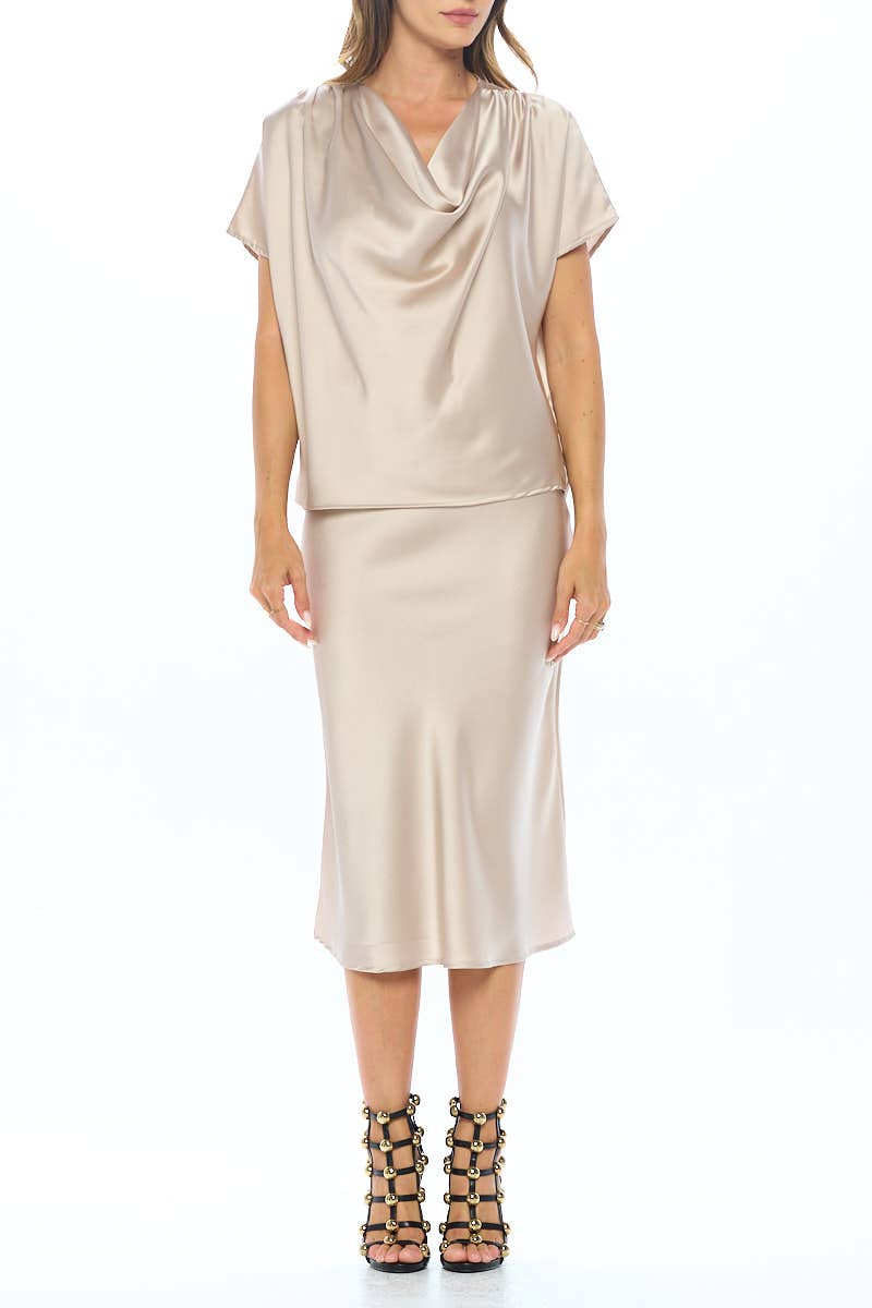 BEIGE Top a maniche corte con collo ad anello in raso made in USA in vendita all'ingrosso su Faire4