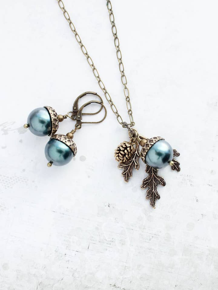 Collier Gland de Paon SEULEMENT | LAITON ANTIQUÉ pour la vente par A Pocket of Posies