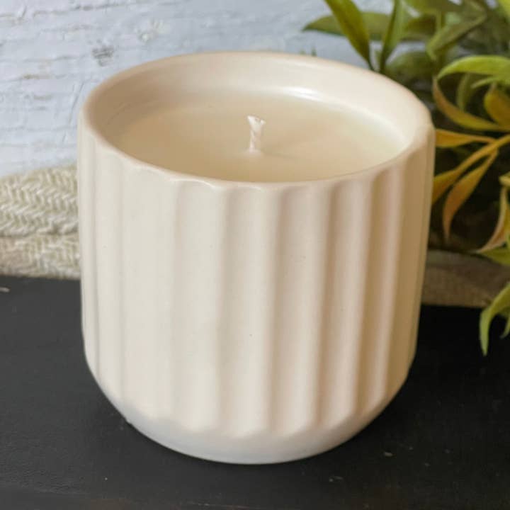 Bougie en poterie en cuir + violette 7 oz en cire de soja pour la vente par 1858 Candle Co