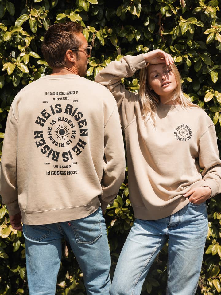 Pull à col rond « Il est ressuscité » pour la vente par In God We Must