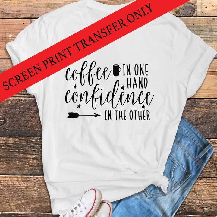 Stampa serigrafica pronta per la stampa | Caffè in una mano Fiducia nell'altra #1007 | Trasferimento serigrafico | Trasferimento a caldo per la vendita all'ingrosso da parte di Nedi Designs