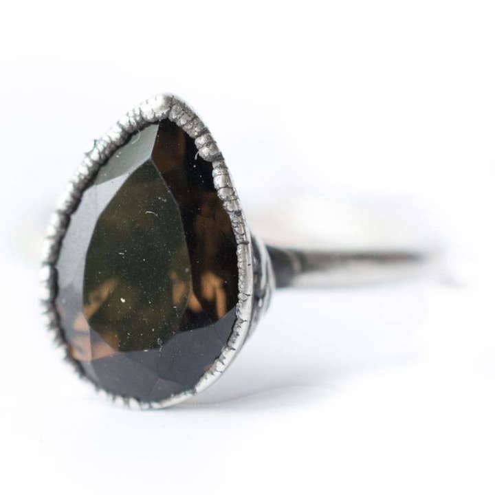 Bague quartz fumé plaqué | Bague empilable en pierre organique pour la vente par HAWKHOUSE