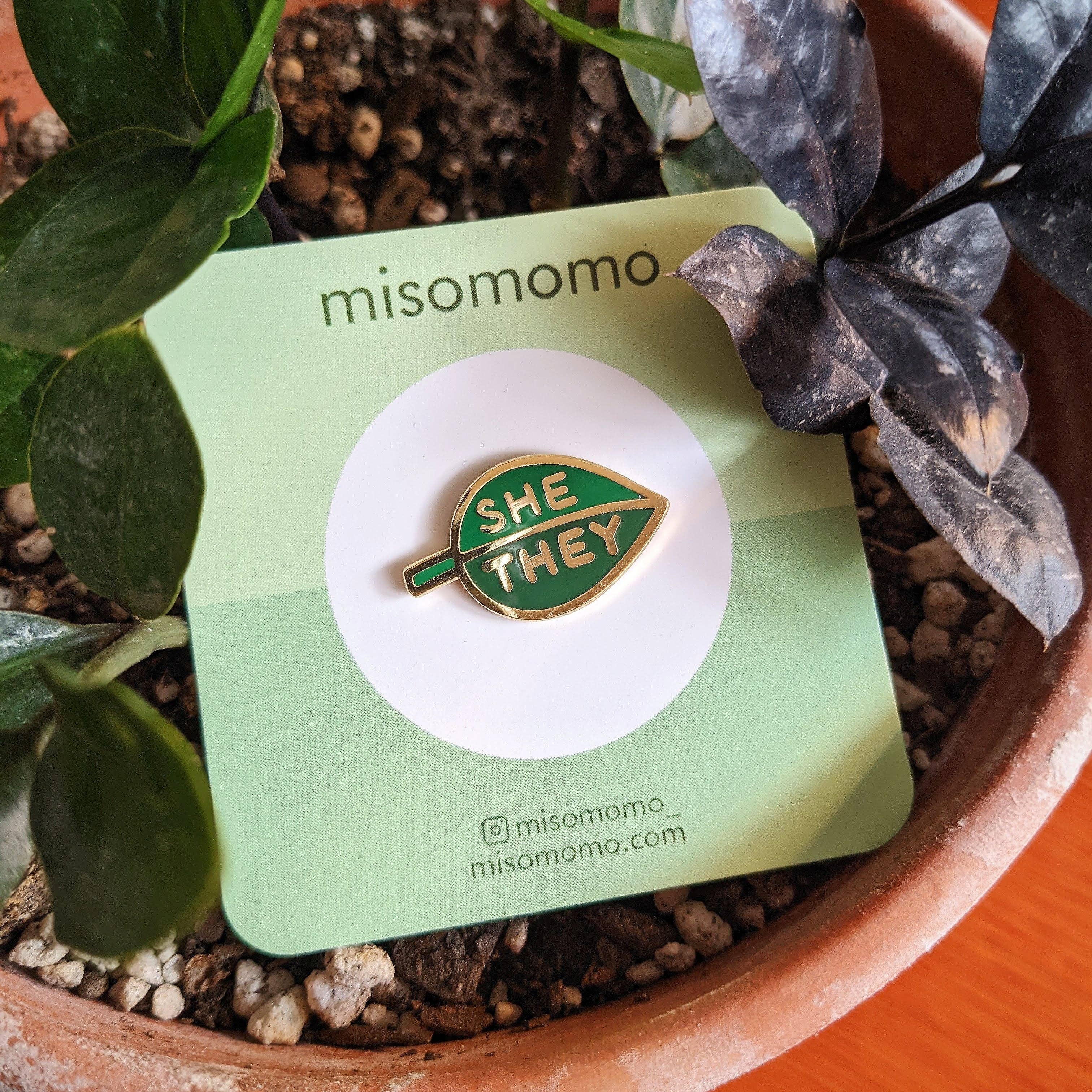 misomomo - Wholesale Lapel Pin/Button - Pronoun Leaf Pin - she/they9