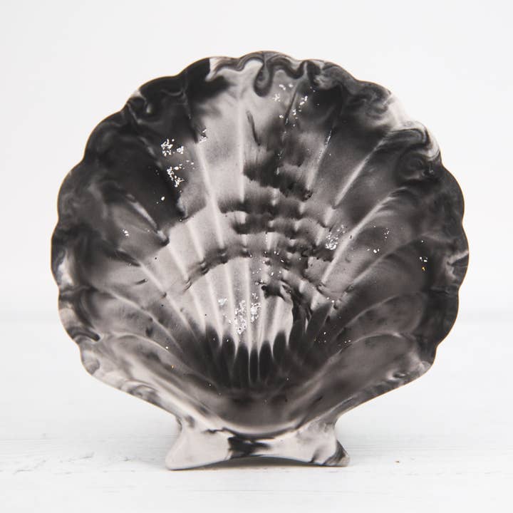 Plato Pequeño de Concha Hecho a Mano - Mármol Blanco y Negro para venta al por mayor de Eco Homeware Studio