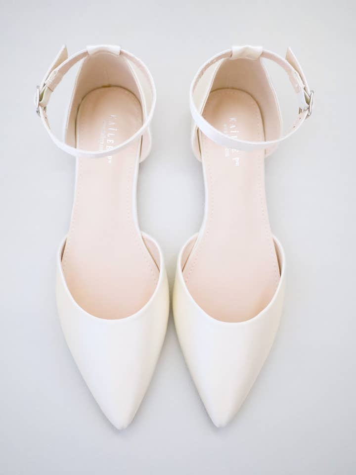 Satijnen puntige flats met enkelbandje voor wholesale door Kailee P.