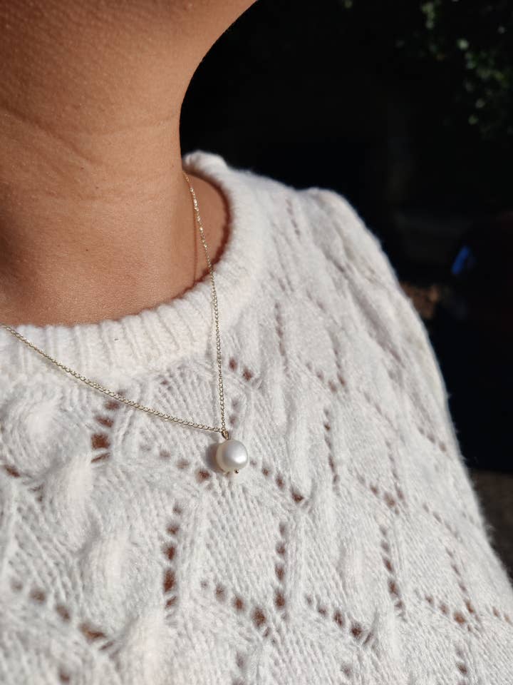 ZIERLICHER ANHÄNGER MIT EINZIGER BAROCKPERLE für den Großhandel von The Diamond Setter