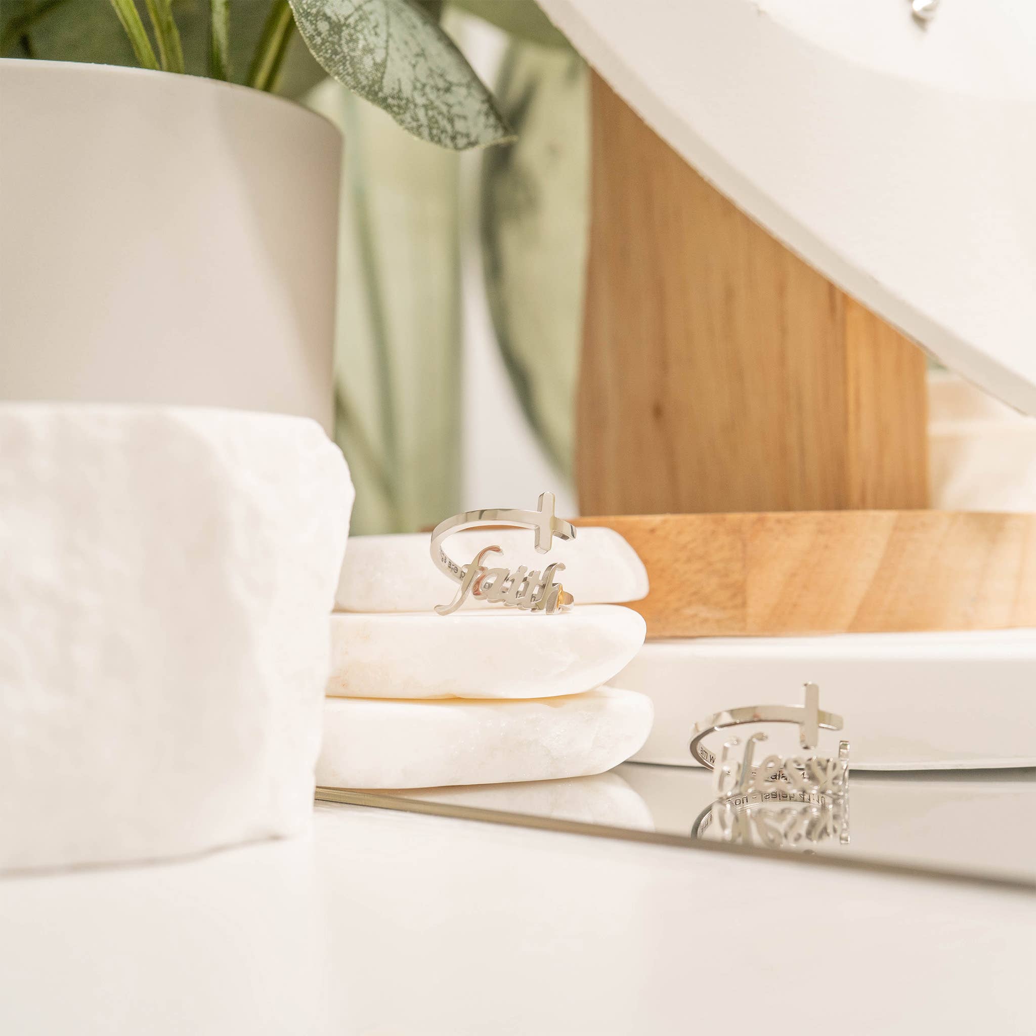 WJW - Wholesale Band/gestapelde ring - 18K Goud PVD Verstelbare "Blessed" Ring4