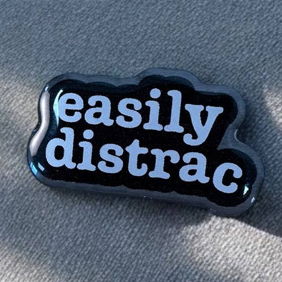 Insignia de esmalte ecológico - Fácilmente distraído para venta al por mayor de The Enamel Pin Factory