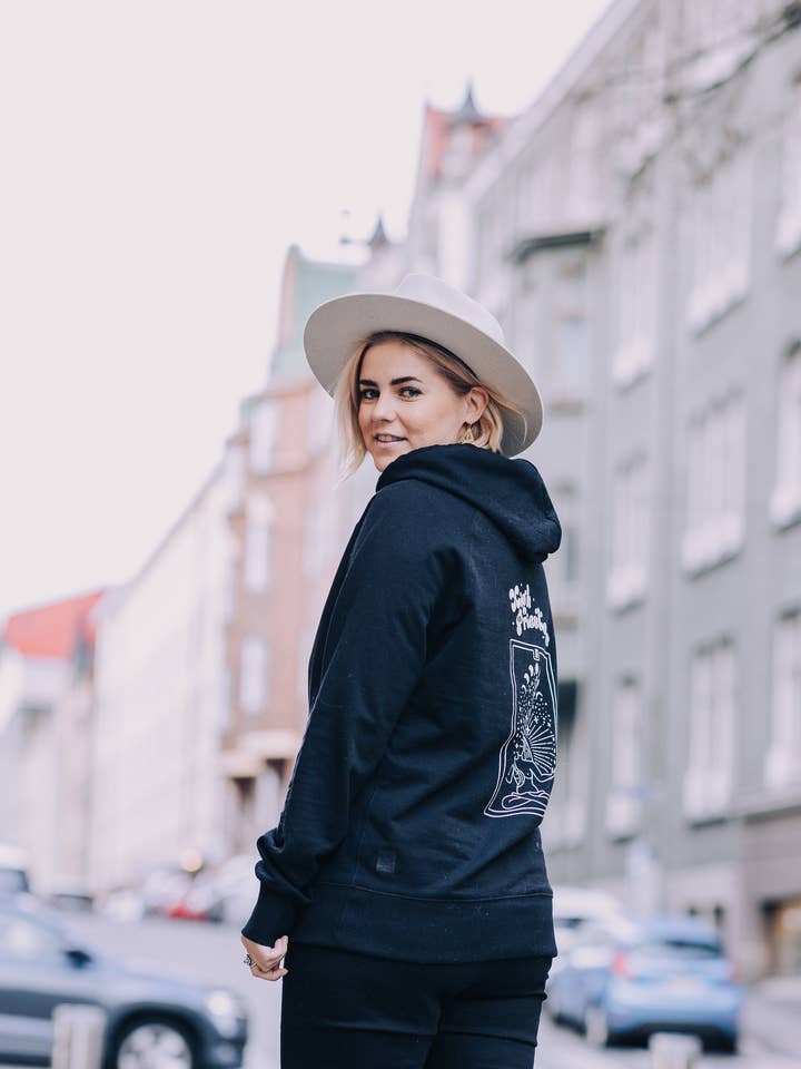 Huvtröja med översteprästinna för wholesale av Moonah Wear