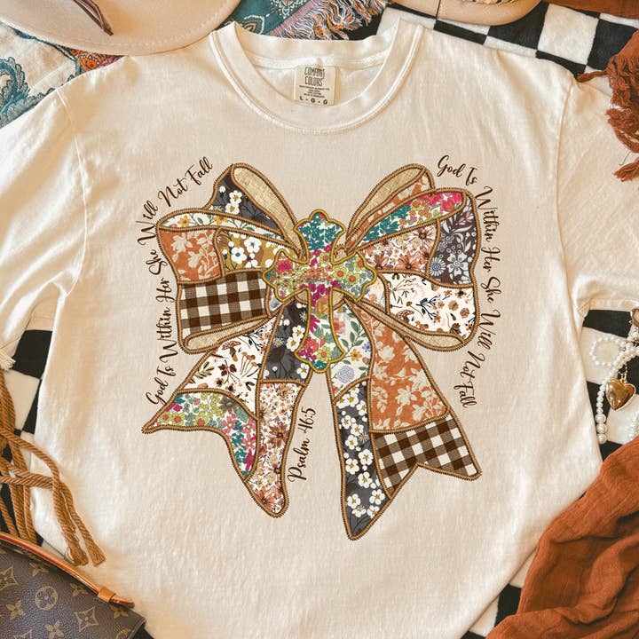 Dieu est en elle, elle ne tombera pas T-shirt fausse broderie pour la vente par Trendy Tee Co.