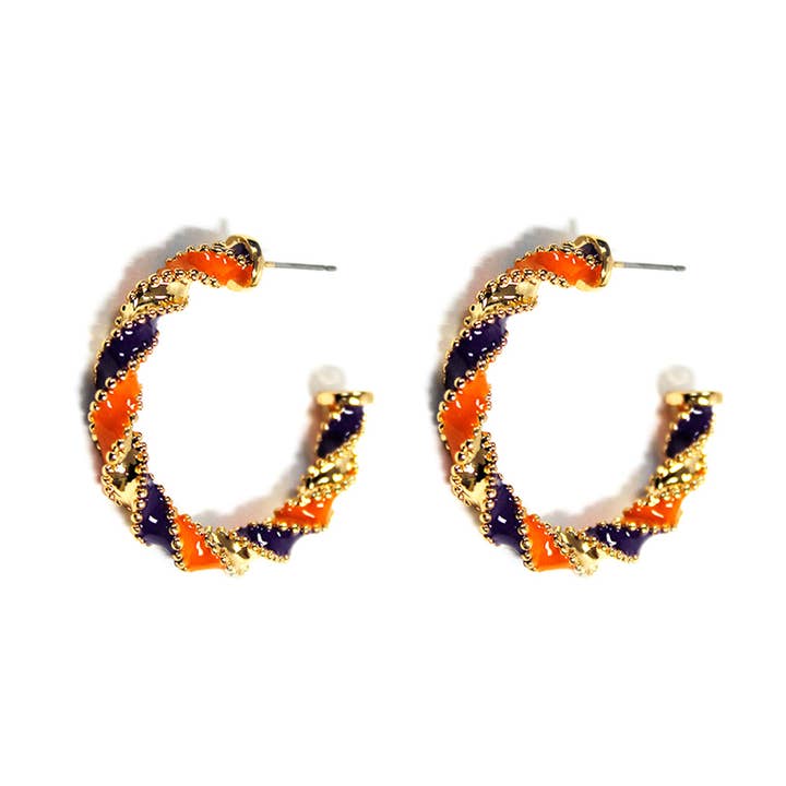 Boucles d'oreilles créoles de 1,5" enrobées de couleur orange et violette pour la vente par What's Hot
