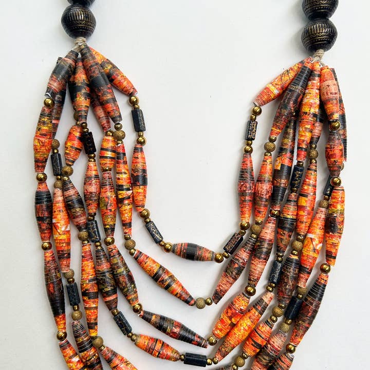 Collana elegante con perline di carta a strati lunghi nere e dorate per la vendita all'ingrosso da parte di The Paper Beadery