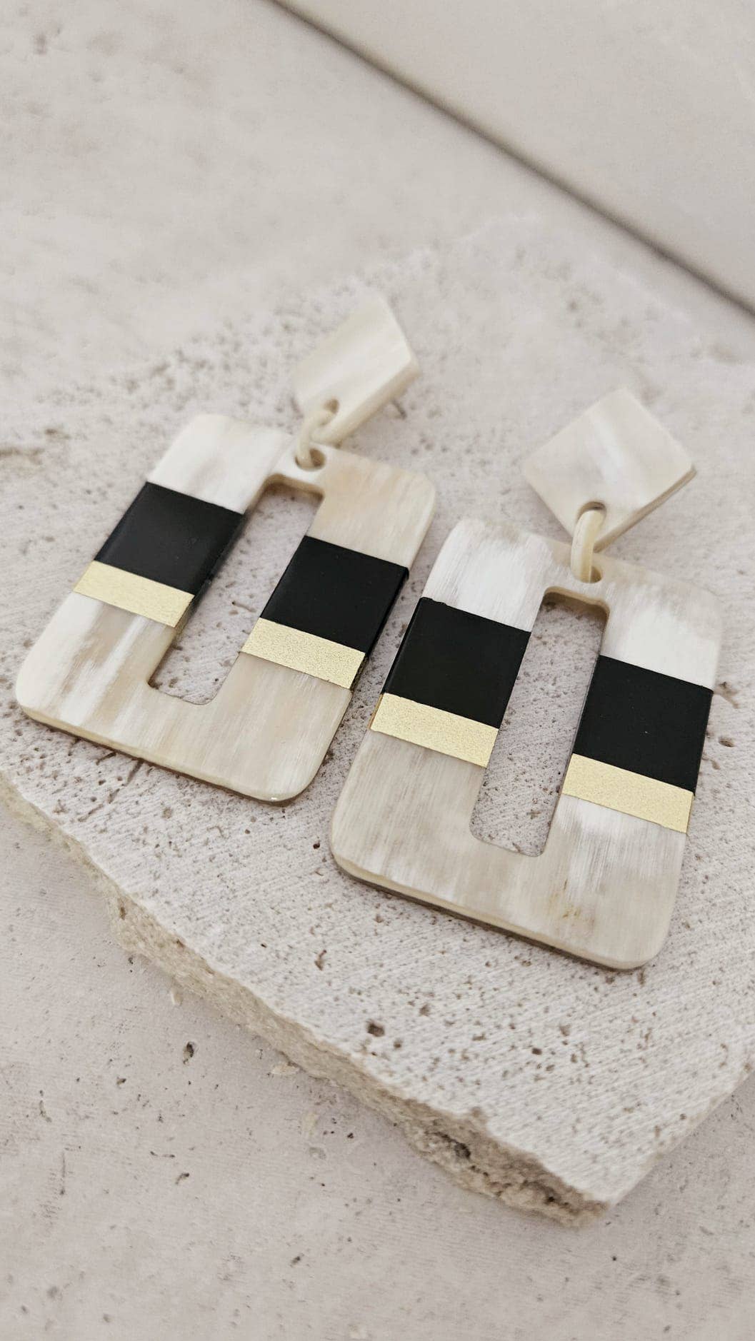 Le Coin Sauvage - Wholesale Dangle Earrings - Hoop Earrings in Horn - O - Black & Gold2