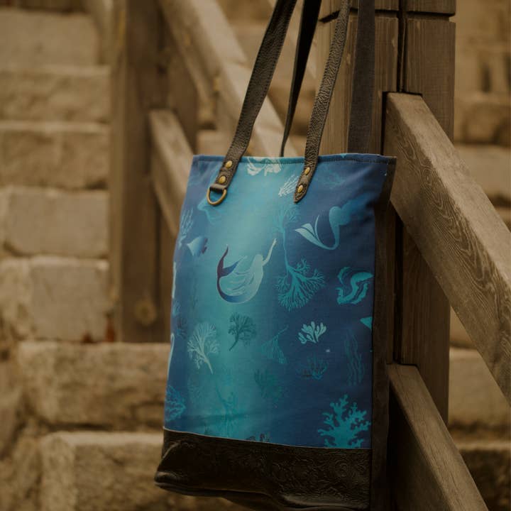 Tote en toile côtière avec sirène et corail pour la vente par ANNGOTI