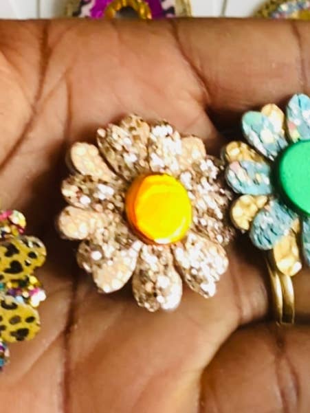 Magnetic flower pin for wholesale by Moni Kréation