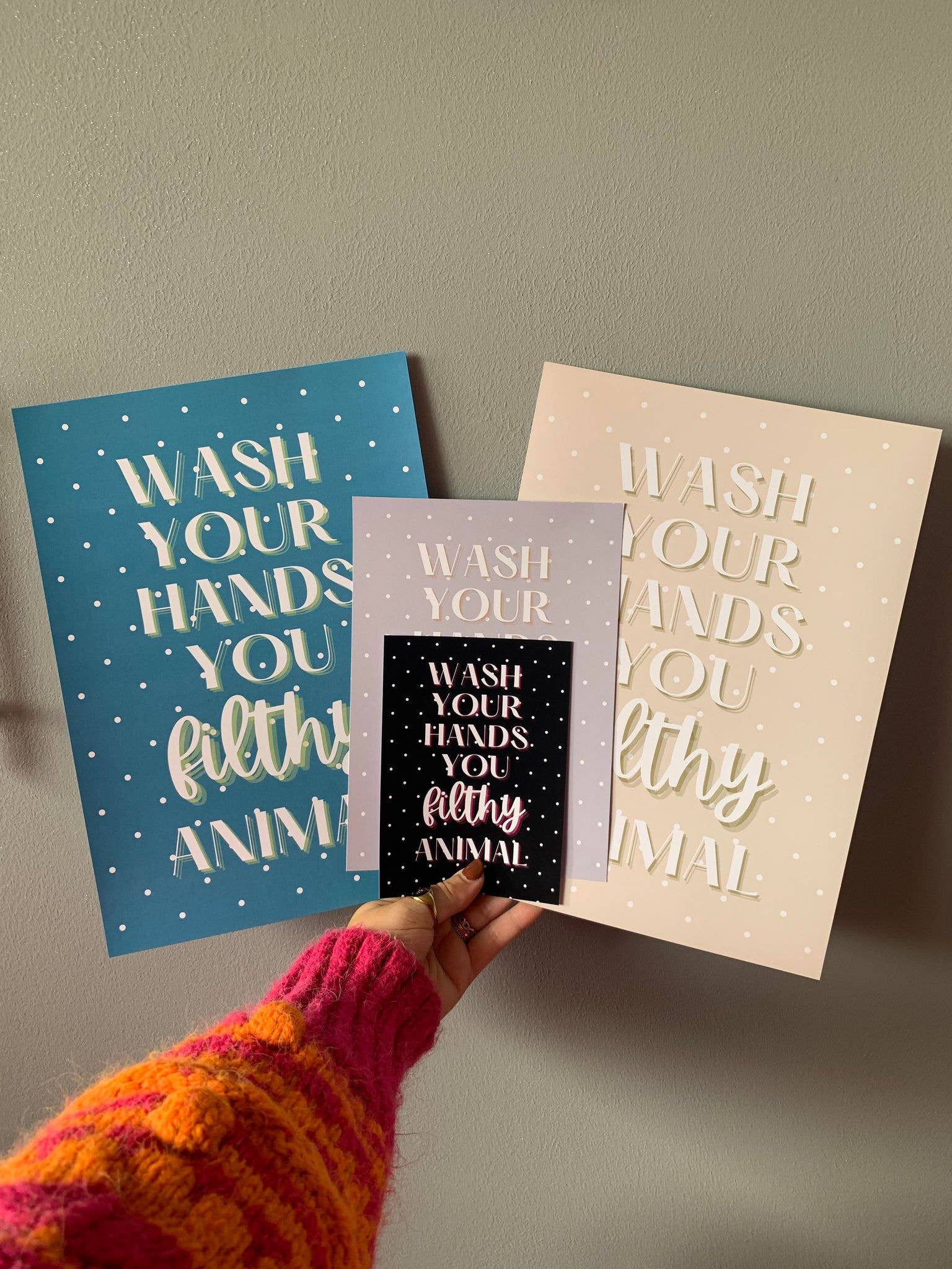 Printicole – Engroshandel Badeværelsesskilt – Badeværelse Vask Dine Hænder Hjemme Alene Film Citat Væg Print5