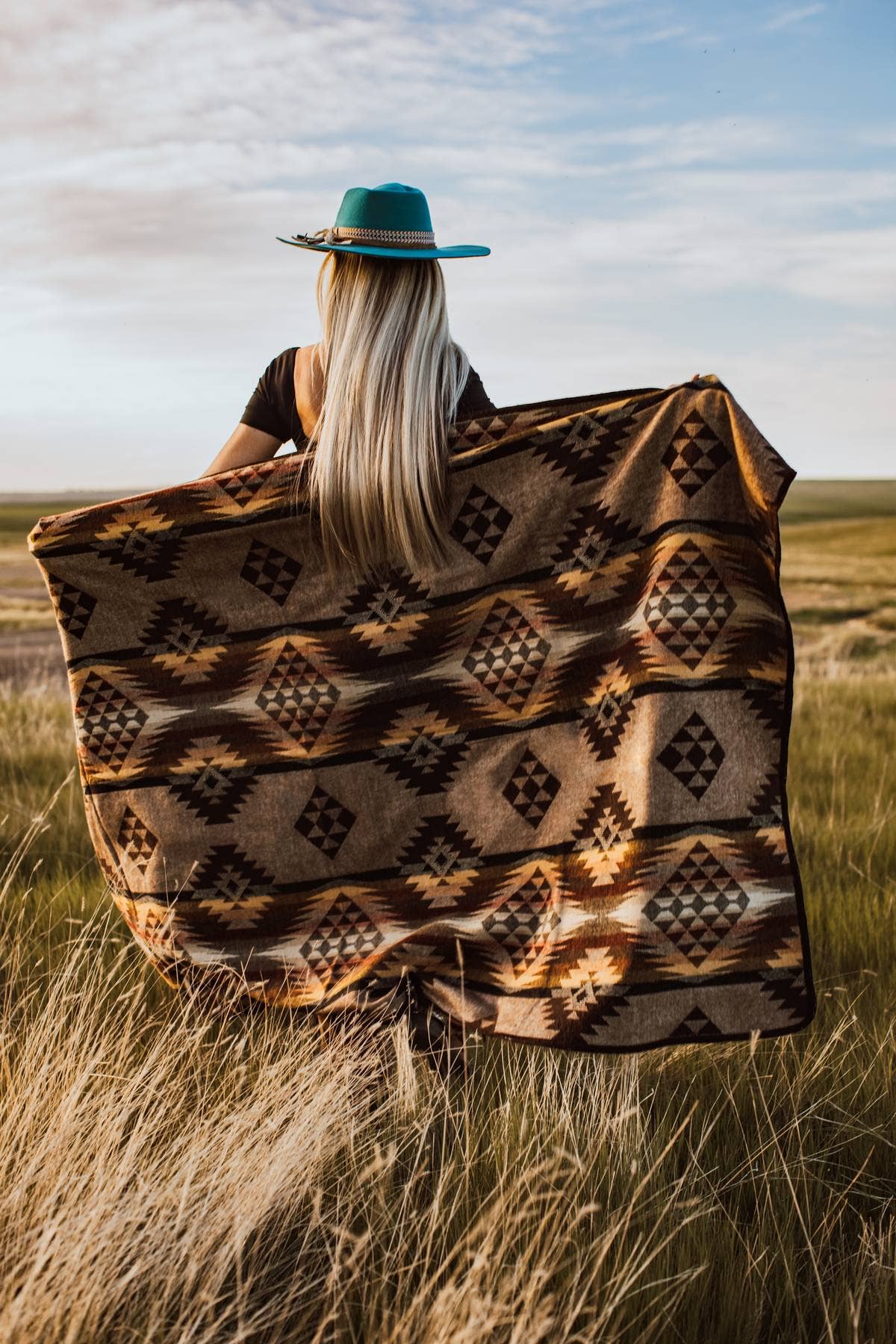 Meraki Movement - Wholesale Throw Blanket - Prairie Sunset Aztek Alpaca Throw Blanket2