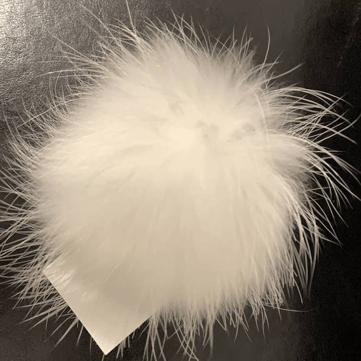 Lalita's Art Shop – wholesale Mössa - Dam – Päls Pompom med platt knapp