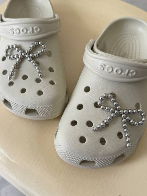 Charms para Tamancos Dolie Ribbon, Laço de Pérolas Coquette por atacado de MOND HAUS