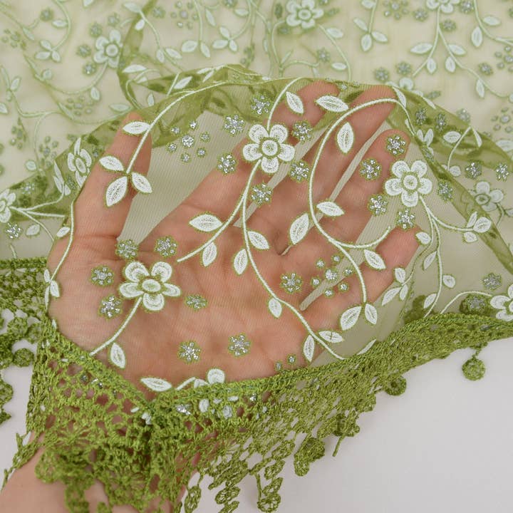 AK Brand - Vendita all'ingrosso Sciarpa - Donna - Scialle triangolare con frange floreali in pizzo leggero3