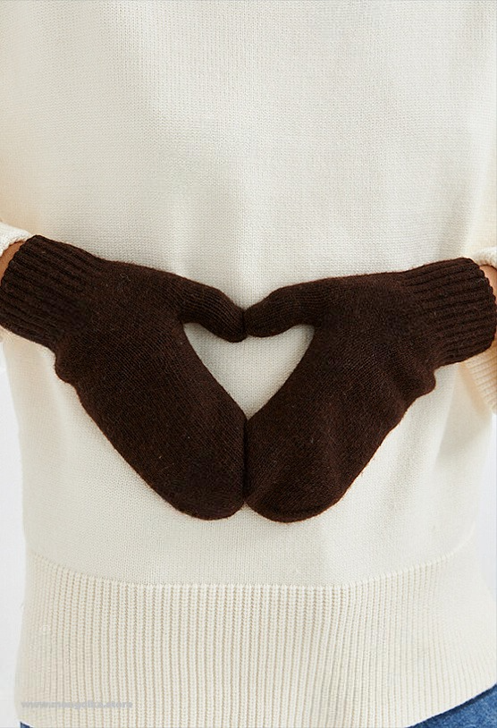 Mongulai - Wholesale Mittens - Women's - Dark Brown Sheep Wool Adult’s Mitten3