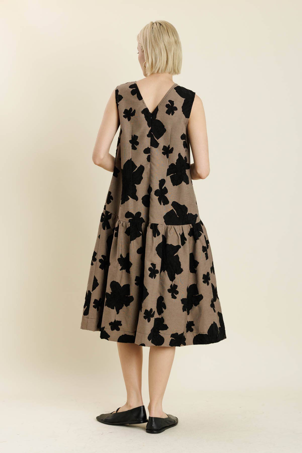 TAUPE AD2186 - MIDIKLÄNNING I JACQUARD MED NEDFÄLLD MIDJA för wholesale på Faire2