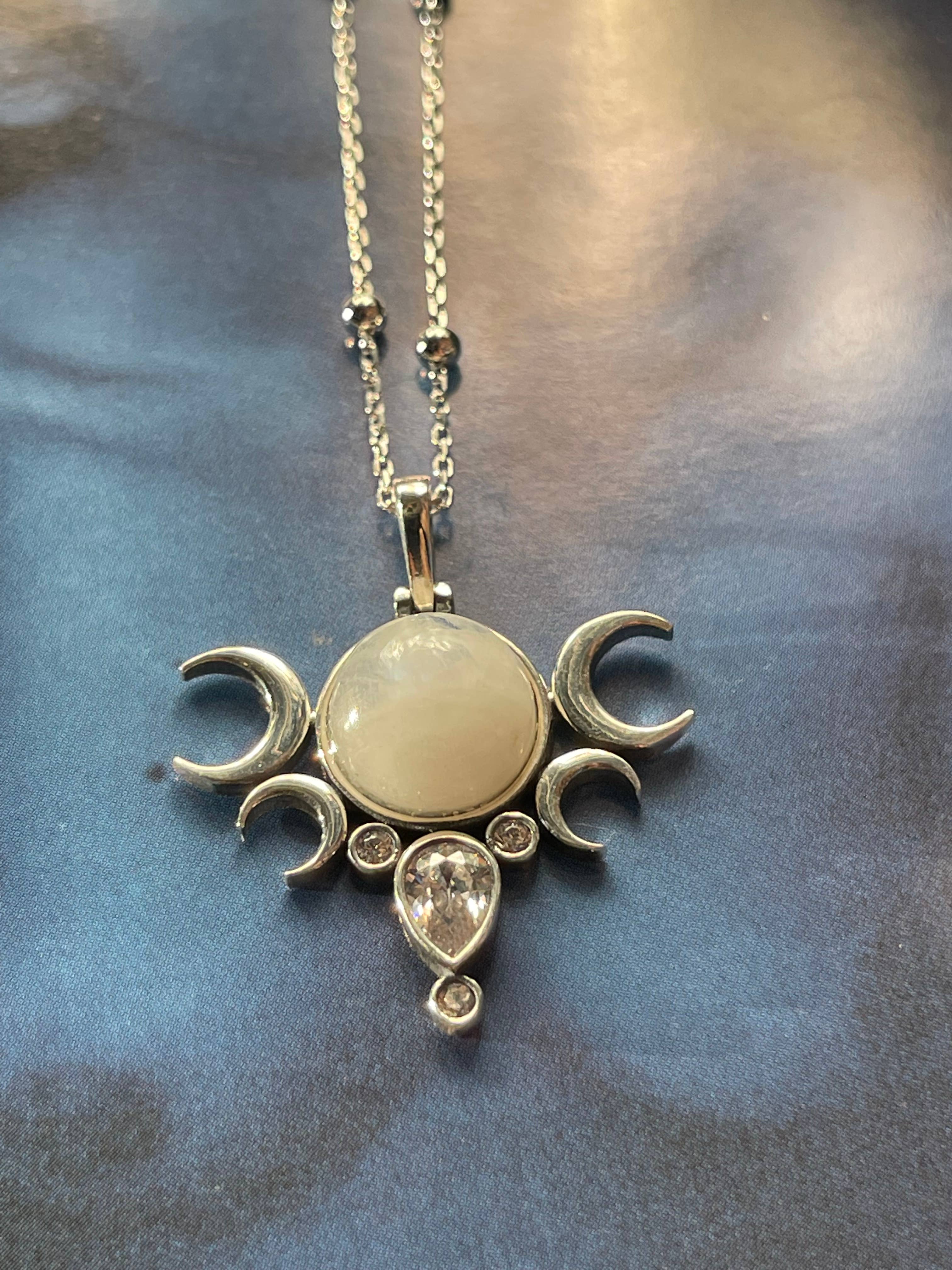 Flesh & Soul - Wholesale Pendant/Charm Necklace - FIVE MOONS MOONSTONE Necklace9