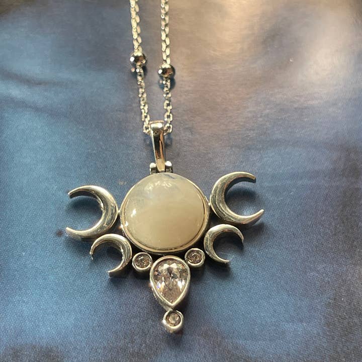 Flesh & Soul - Wholesale Pendant/Charm Necklace - FIVE MOONS MOONSTONE Necklace9