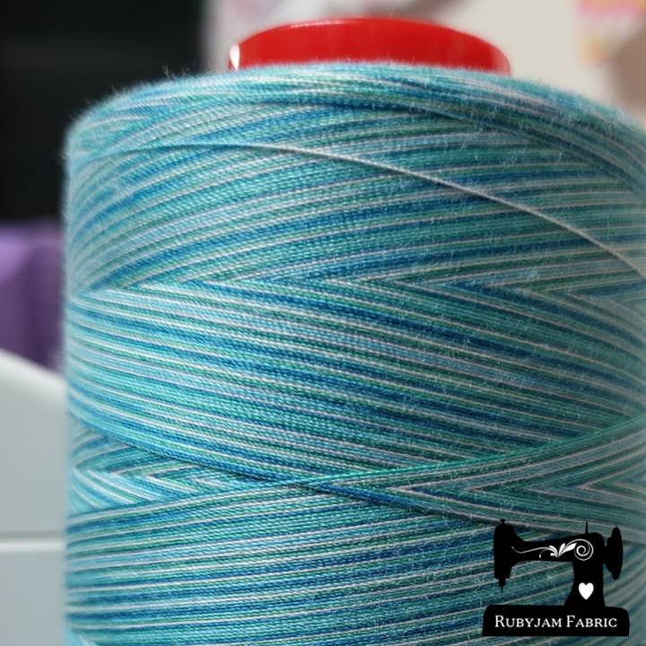 Twisted Threads - Rock Pool, 5000M spole, polytråd för wholesale av Rubyjam Fabric