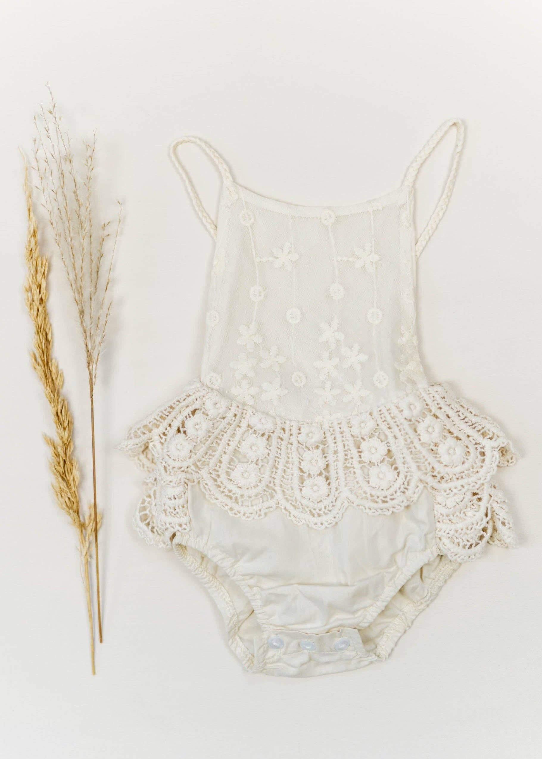 Laney + Sy – Bodysuit - Bebé por atacado – Macaquinho Boho Mila em Crochê3