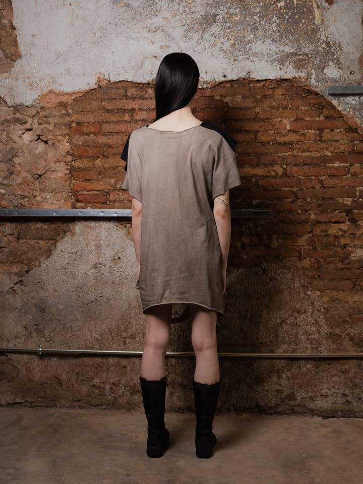 Black Camiseta de Capas Transformable Wave for wholesale on Faire7