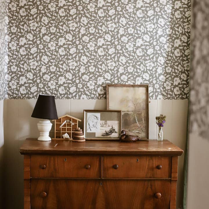 Carta da parati Margaret di Daphne e Sage per la vendita all'ingrosso da parte di Loomwell Home Goods