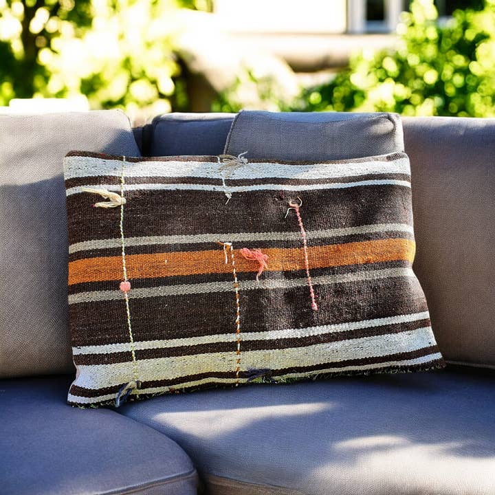 Coussin décoratif anatolien avec une ambiance méditerranéenne - 16x24 pouces pour la vente par Artisan by MF