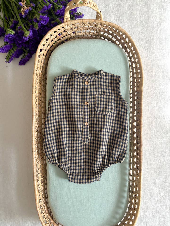 Vichy-rompertje in camel en marineblauw voor wholesale door Maria Jasmim Baby & Child