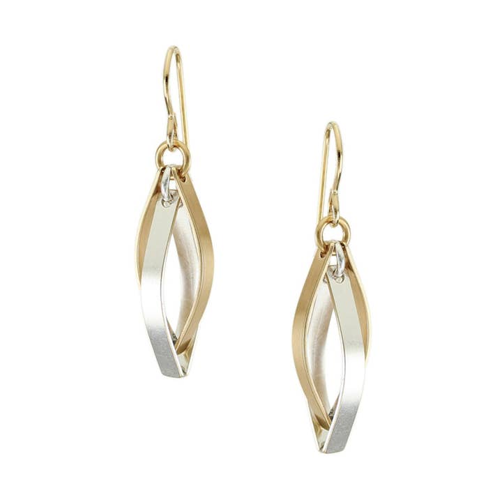 Ineinandergreifende spitze Riemen und Drahtohrringe für den Großhandel von Marjorie Baer