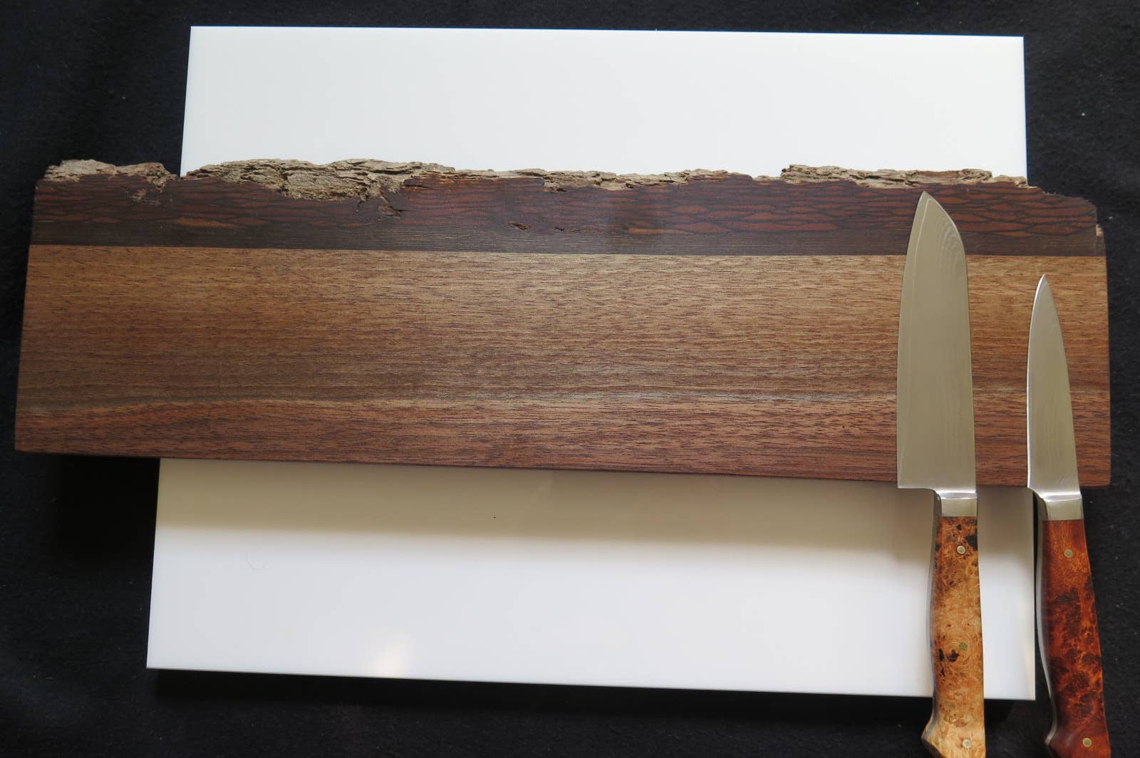 Ikigai Knives - Venta al por mayor Almacenamiento de cuchillos - Soporte magnético para cuchillos en nogal americano con borde natural y corteza3