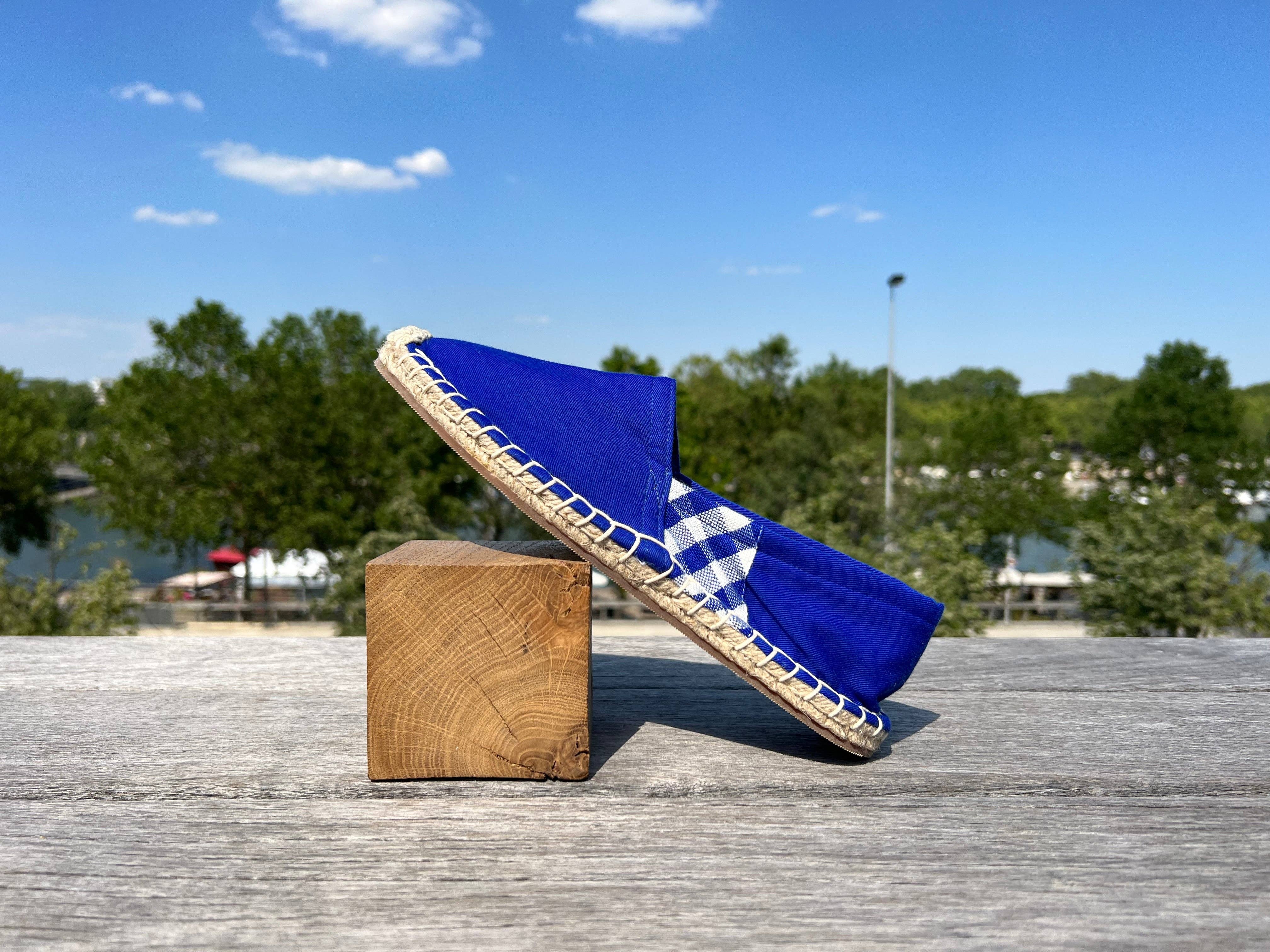 Krama Heritage - Wholesale Flats - Women's - The Krama Blue espadrilles in their large natural palm leaf case4