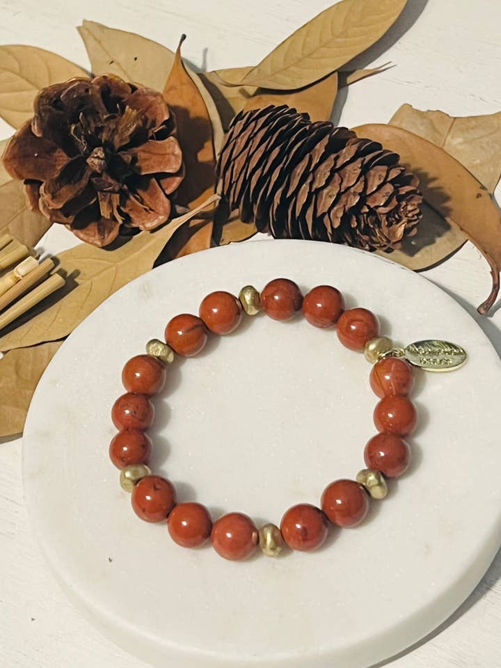 Bracelet superposé en jaspe rouge avec pépites en laiton africaines pour la vente par Inspiration Beads