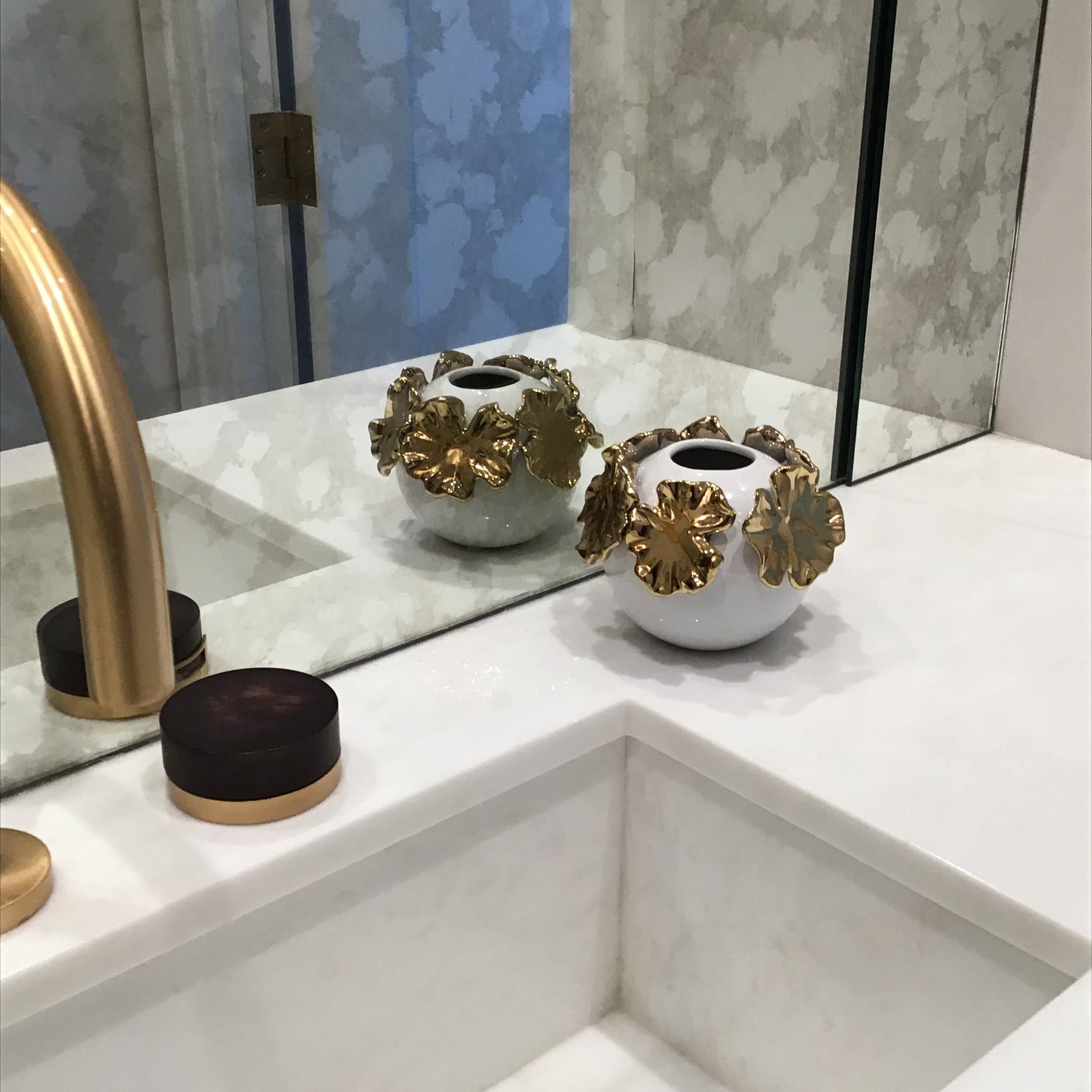 VIVIENCE - Wholesale Vase - White Bud Vase with Gold Floral Design2