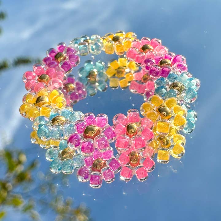 Blumenring "Milly" aus Glasperlen in Pink, Lila, Blau und Gelb für den Großhandel von cool people club