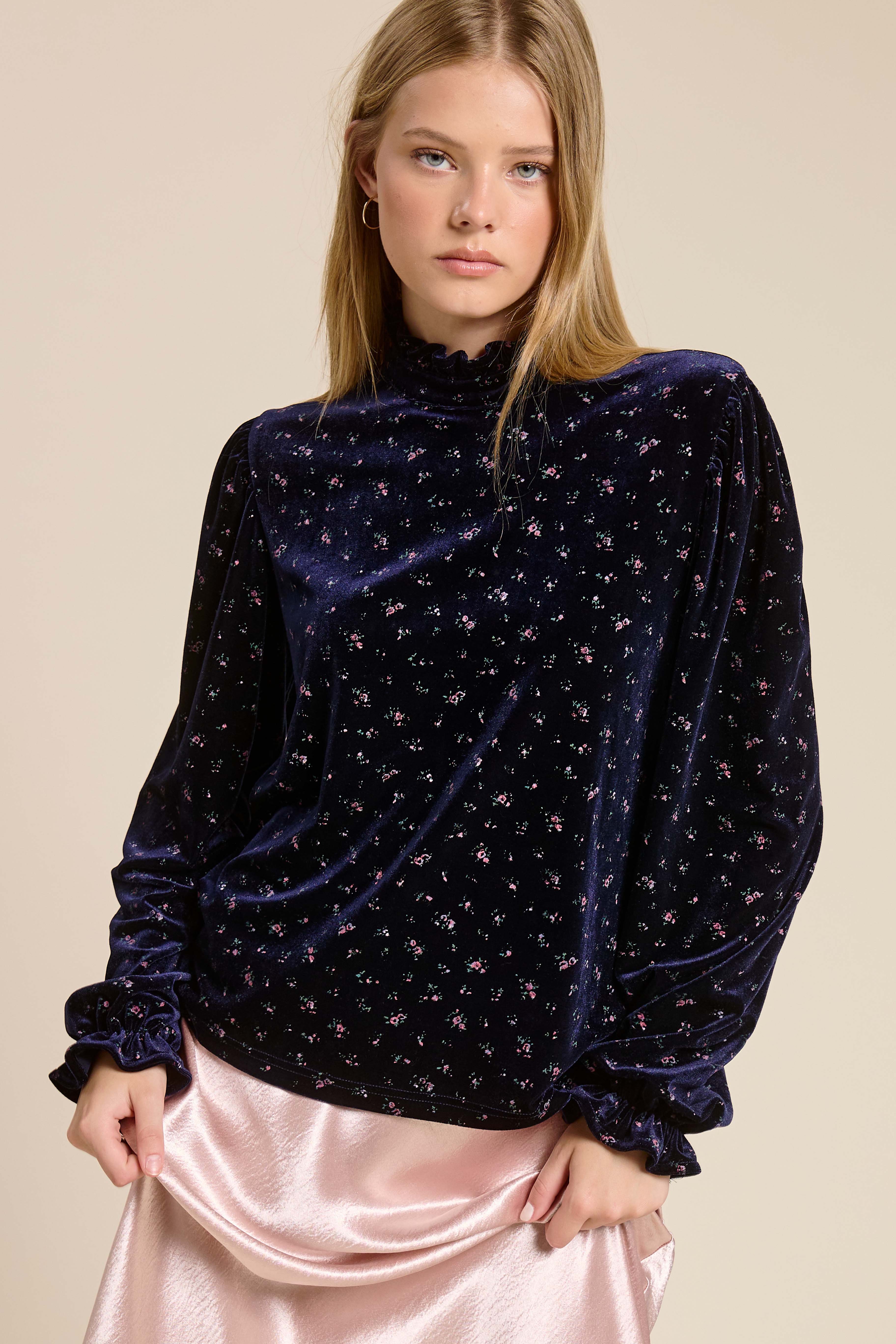 La Miel - Vente Chemisier – femme - HDT7718-Haut à manches longues avec col montant à volants en velours à motif floral17