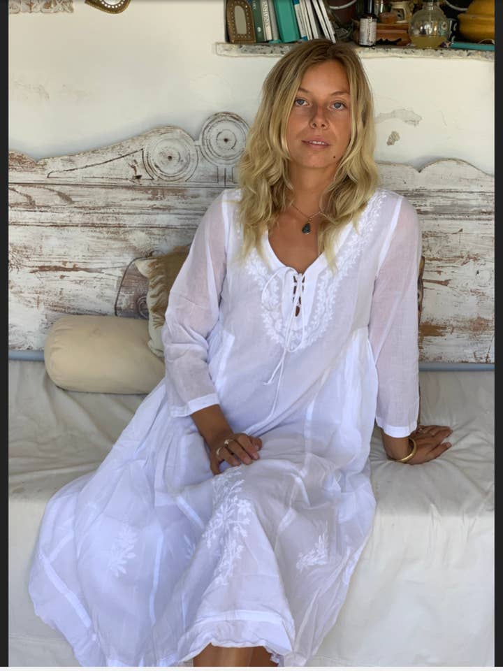 Robe Mughal en mousseline de coton la plus douce, couleur blanc Ibiza pour la vente par Aurobelle Ibiza