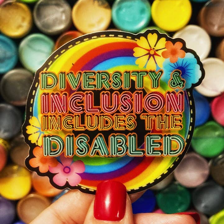 La diversité et l'inclusion incluent l'autocollant en vinyle pour personnes handicapées pour la vente par The Art of Jaymee Laws