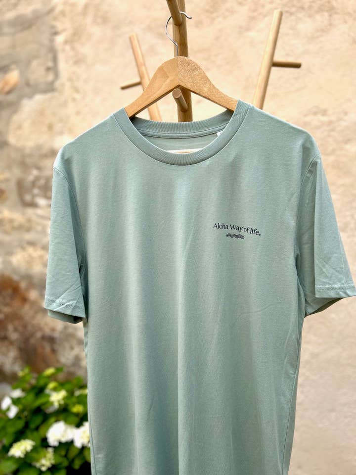 Camiseta de algodón 100% orgánico. «Aloha Way of Life» Aloe Green Waves para venta al por mayor de ALOHA WAY OF LIFE