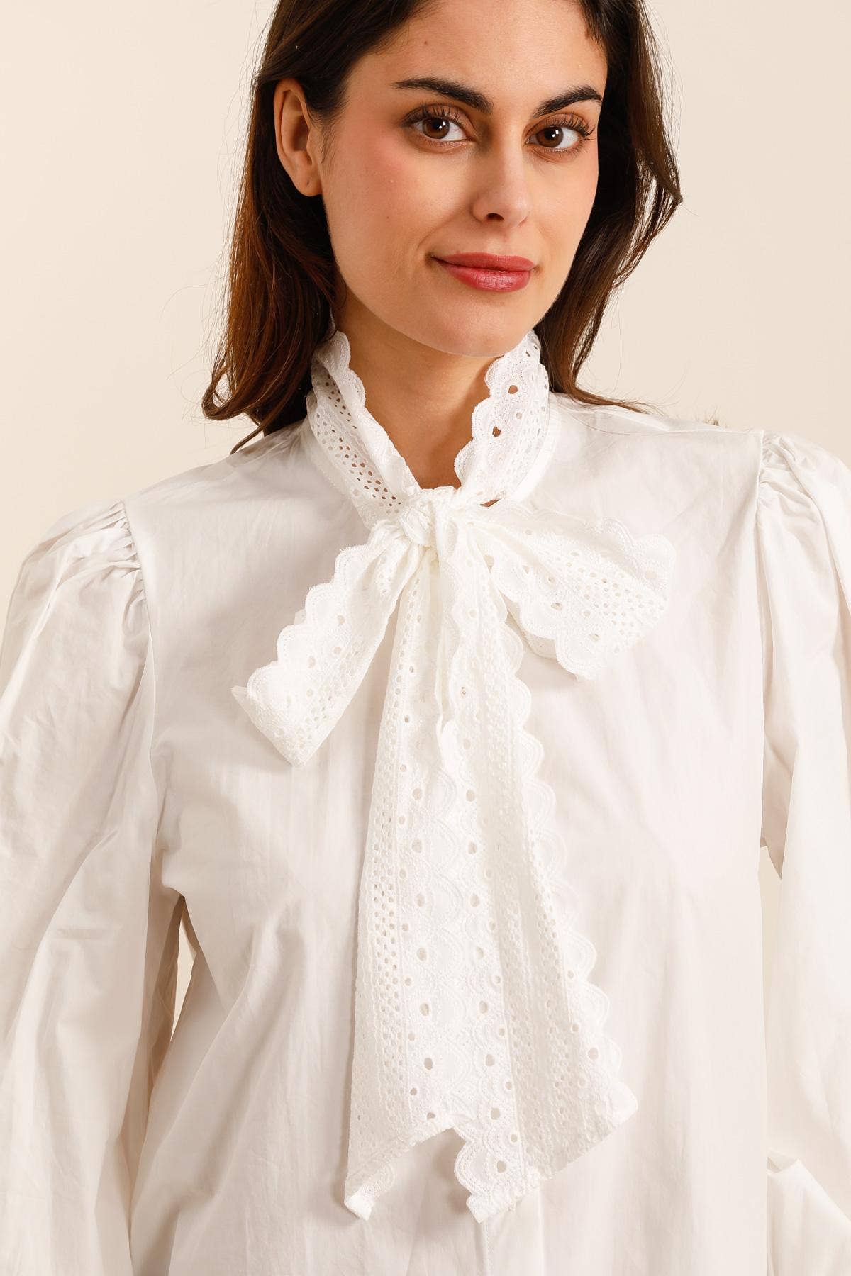 Vit 31950 BLOUSE MED LAVALLIEREKRAGE för wholesale på Faire2